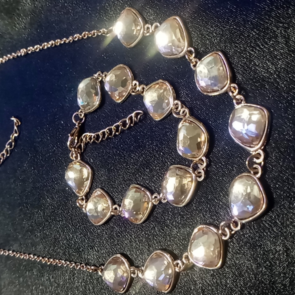 Gold tone 18+3 inches long Necklace & bracelet set large resin gems.